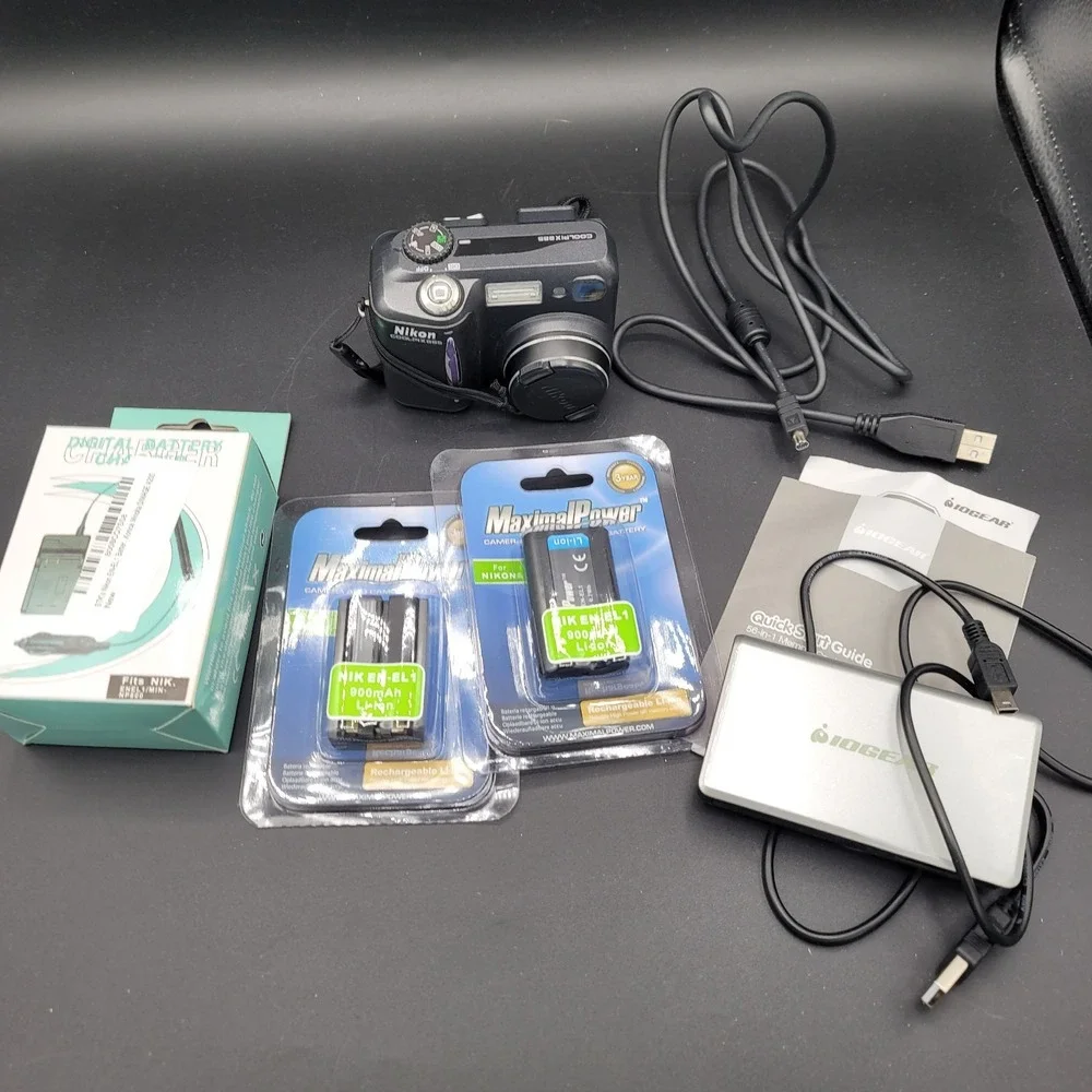 Nikon Coolpix 885 Camera With Batteries And Memory Card Reader Read Description
